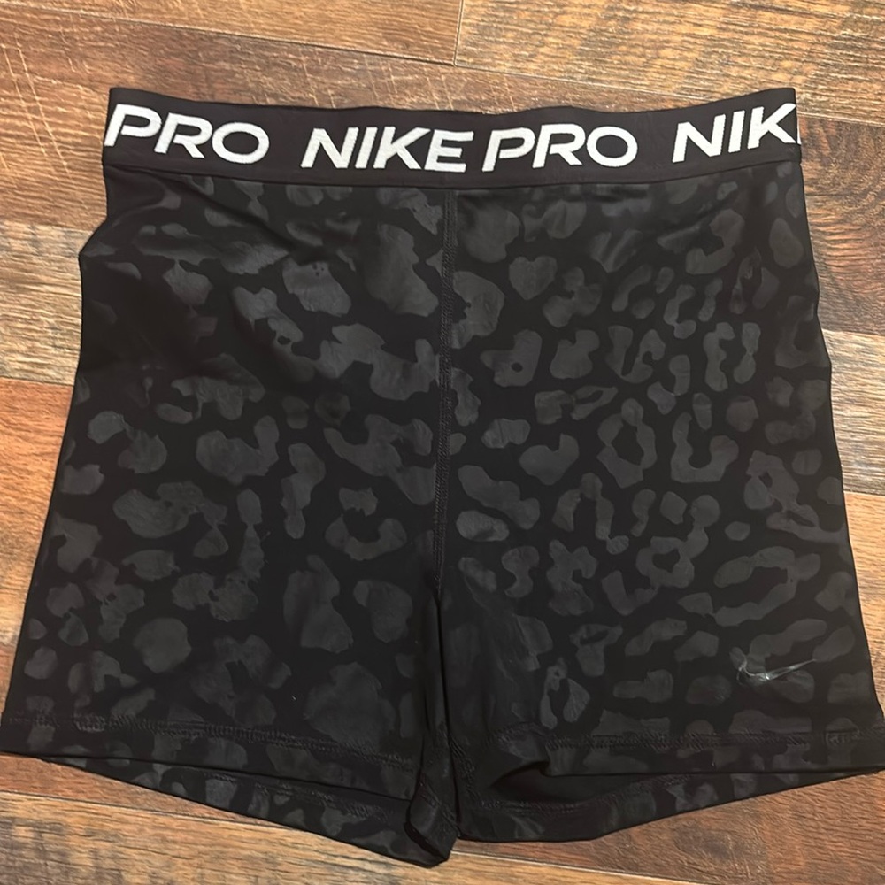 Nike pro 5in leopard shorts